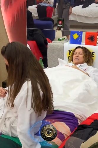 “Çohu nga krevati im”- Përplasje fizike në ‘Big Brother VIP3’! Egla shtyn Françeskën nga shtrati i saj, rrëzohet ish-missi (VIDEO)