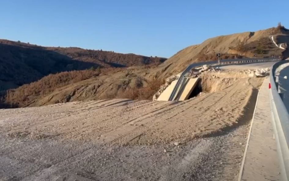 dhe kashte dhe nje cipe asfalt meta per shembjen ne aksin korce erseke keto jane rruget e rilindjes