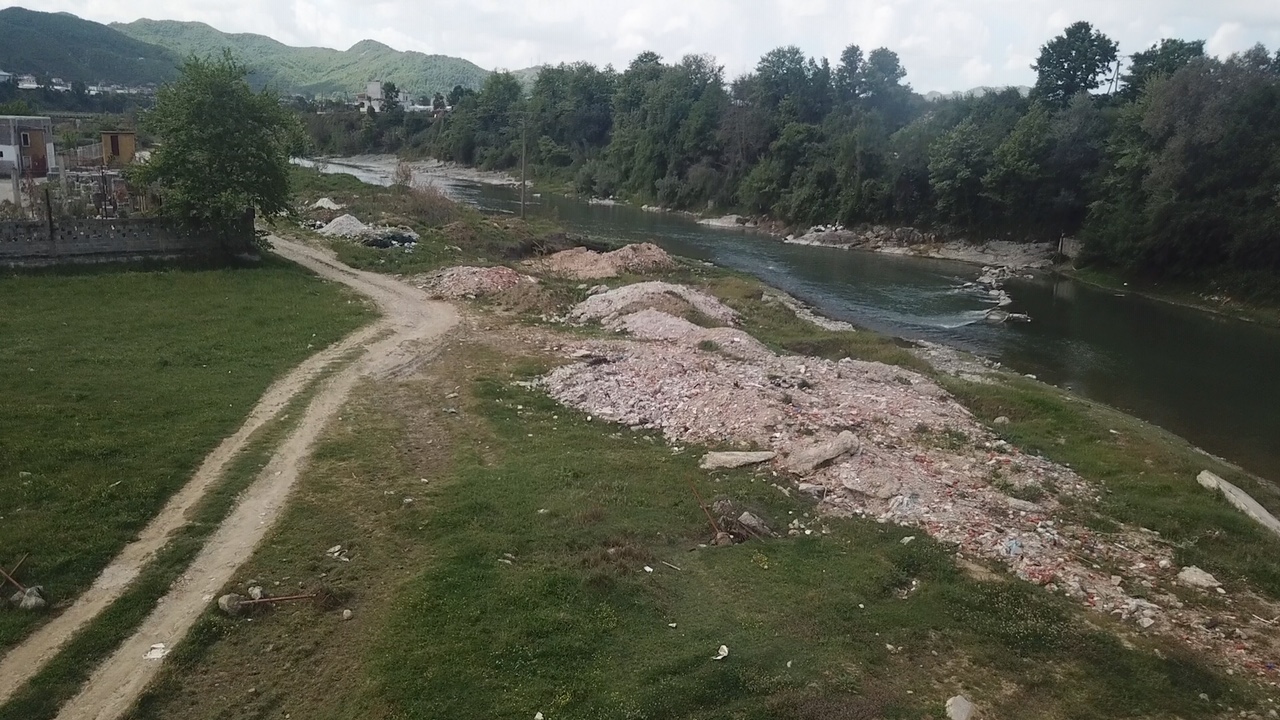 e rende ne kruje 42 vjecarja lind ne shtepi dhe hedh foshnjen ne ujerat e lumit