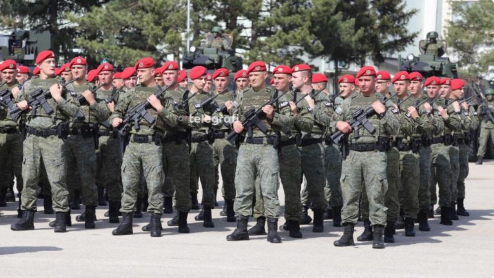 Emocionuese, ushtarët e Kosovës këndojnë këngën “Mora fjalë” (VIDEO)