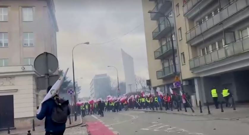 fermeret polake perleshen me policine ne qender te varshaves disa oficere u plagosen dhe rreth nje duzine njerez u arrestuan