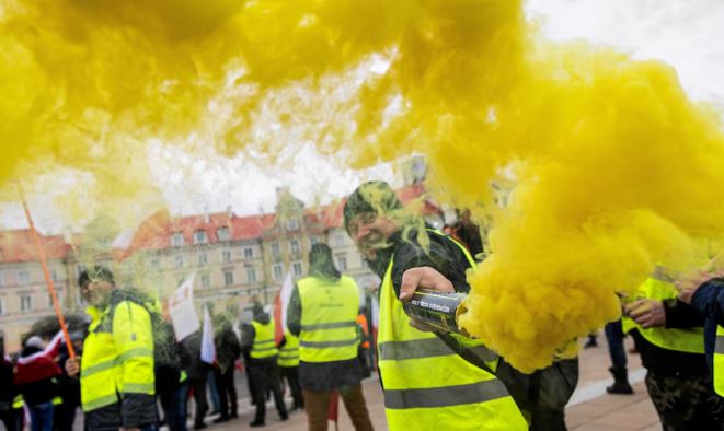 fermeret polake vijojne bllokaden e rrugeve kerkojne heqjen e planeve te be per klimen dhe importeve ukrainase