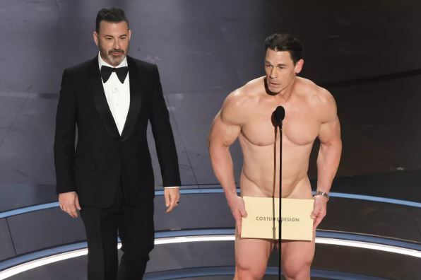 john cena shfaqet nudo ne oscars mbulon pjeset intime me zarfin qe foto