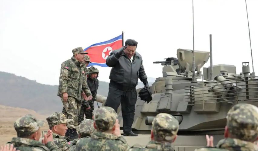 Kim Jong Un bëhet gati, nget tankun e ri, thirrje për përgatitje për luftë