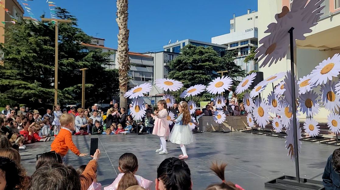 koncerte aktivitete dhe atmosfere festive si u festua sot dita e veres ne durres