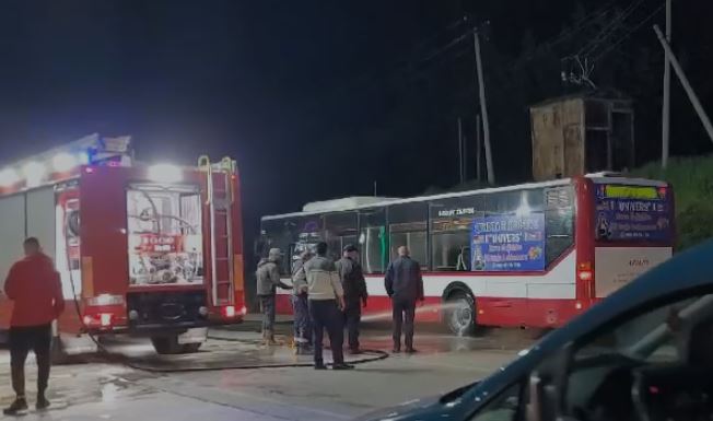 merr flake ne ecje autobusi ne aksin rrugor fier patos detaje