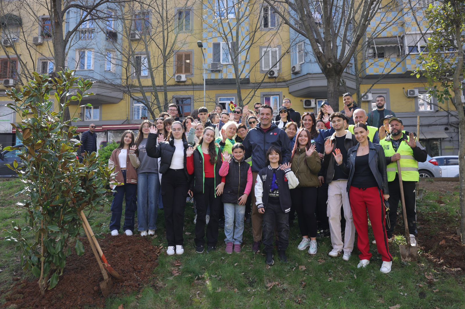 nxenesit e shkolles besnik sykja mbjellin peme buze lanes veliaj ftoj te gjithe qytetaret qe te japin kontributin e tyre per nje tirane me te gjelber