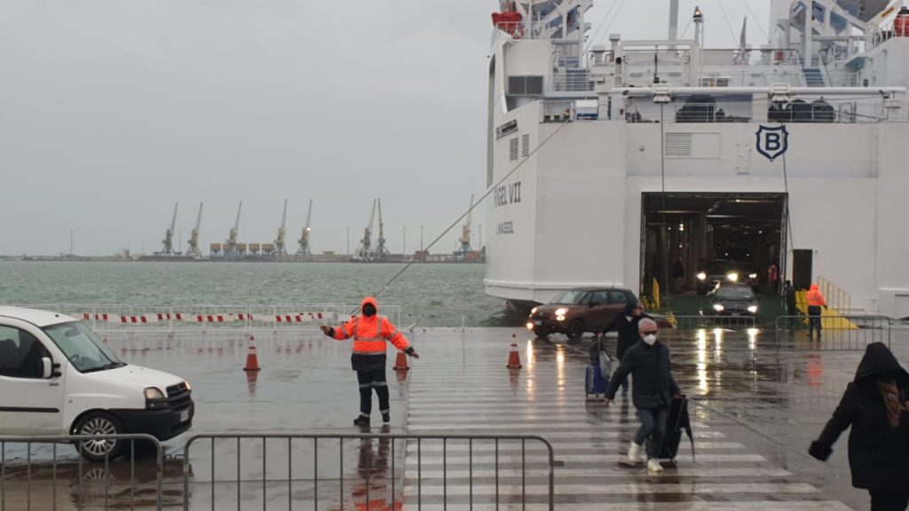 perkeqesohen kushtet hidrometeorologjike pezullohen lundrimet ne disa linja anijesh te dielen