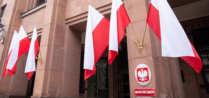 polonia merr masa drastike ne politiken e jashtme kryeministri terheq nga detyra 50 ambasadore