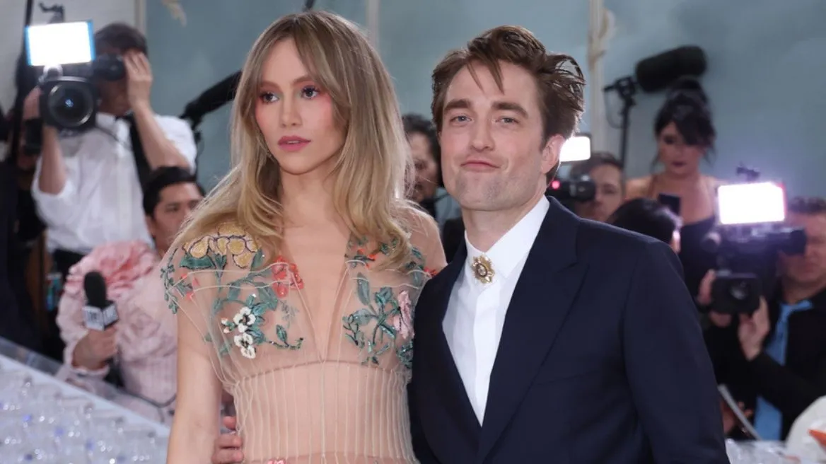 Robert Pattinson baba për herë të parë, me partneren Suki Waterhouse, çifti ende s’e ka bërë të ditur gjininë e foshnjës