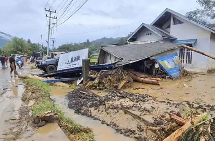 Të paktën 19 të vdekur nga përmbytjet në Indonezi, shtatë të tjerë të zhdukur