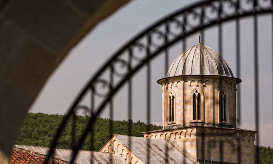 vendimi i qeverise kurti nxiti reagime nga opozita manastiri i decanit regjistron pronesine e 24 hektareve toke