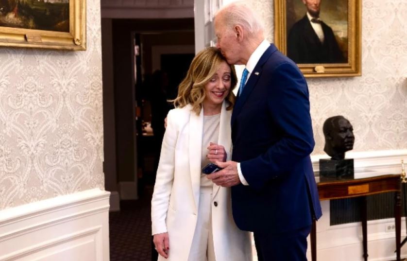 video biden puth ne koke melonin gjate nje takimi ne shtepine e bardhe pamjet thyejne rrjetin