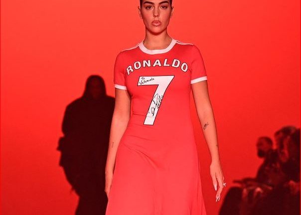 VIDEO/ Georgina i habit të gjithë, sfilatë në Paris e veshur me një fustan të… Ronaldos