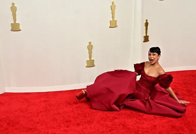 video incidenti i pare ne oscars aktorja e famshme rrezohet ne tapetin e kuq