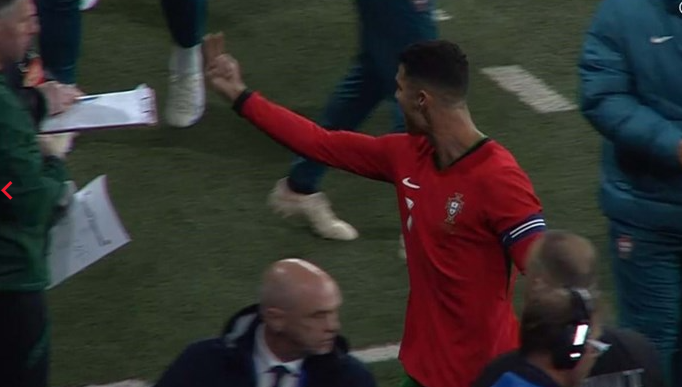 video ronaldo zemerohet me gjyqtaret gjeste te vrazhda kunder tyre kur largohet nga fusha