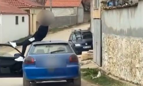 video skena fastfurious ne korce 20 vjecari i le timonin pasagjerit dhe ngjitet mbi makinen ne levizje