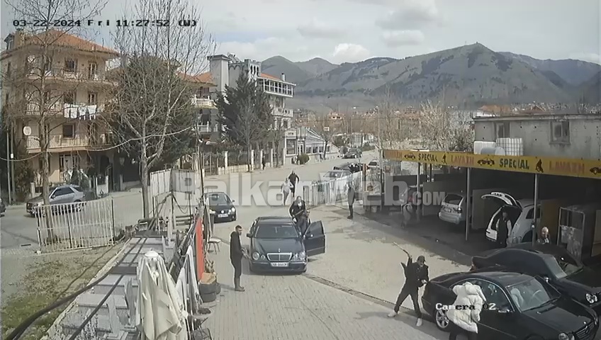 video tronditese ne korce kater te rinj rrahin barbarisht me shkopinj 30 vjecarin ne servisin e automjeteve policia identifikon autoret