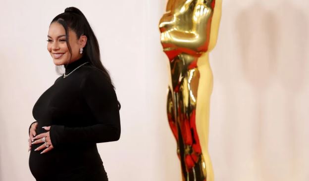 video vanessa hudgens zbulon shtatzenine ne tapetin e kuq te oscars 2024