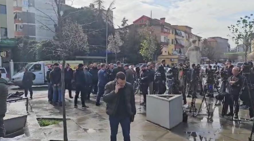 zgjedhjet per drejtuesin e komunitetit mysliman disa qytetare proteste para medresese se tiranes u shkel statuti reagon kmsh gjithcka brenda rregullave