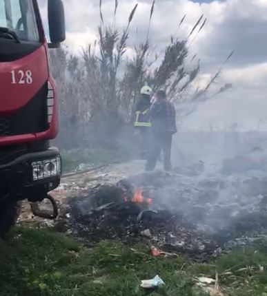 zjarr ne fshatin morave digjen 2 ha shkurre e ferra zjarrfikesit shmangin perhapjen e flakeve drejt banesave te fshatit