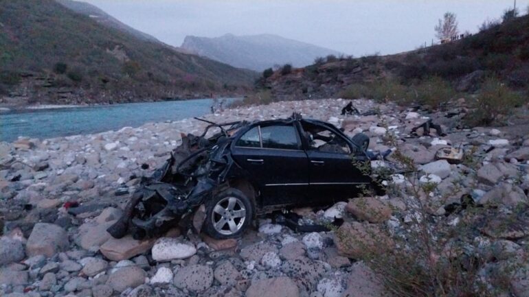 aksidenti tragjik ne kelcyre drejtuesi u kthye pasi u zbulua nga policia gazetarja zbulon detaje mjeti u rrokullis disa here dhe