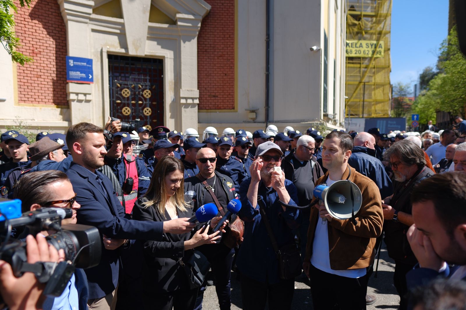 aktori mehdi malkja mesazh nga protesta para bashkise se tiranes te jemi qendrestare smbulohet vjedhja me mbylljen e dritareve