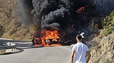 automjeti perfshihet nga flaket ne levizje ne aksin korce erseke shpetojne mrekullisht pasagjeret