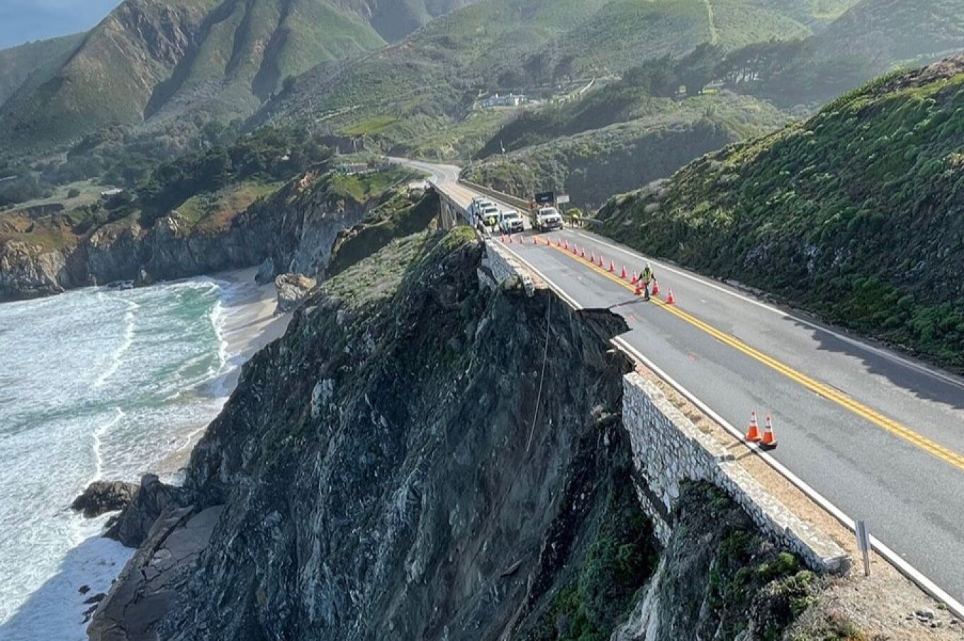 Autostrada 1, ikonë e Kalifornisë mbyllet për shkak të rrëshqitjeve të dheut