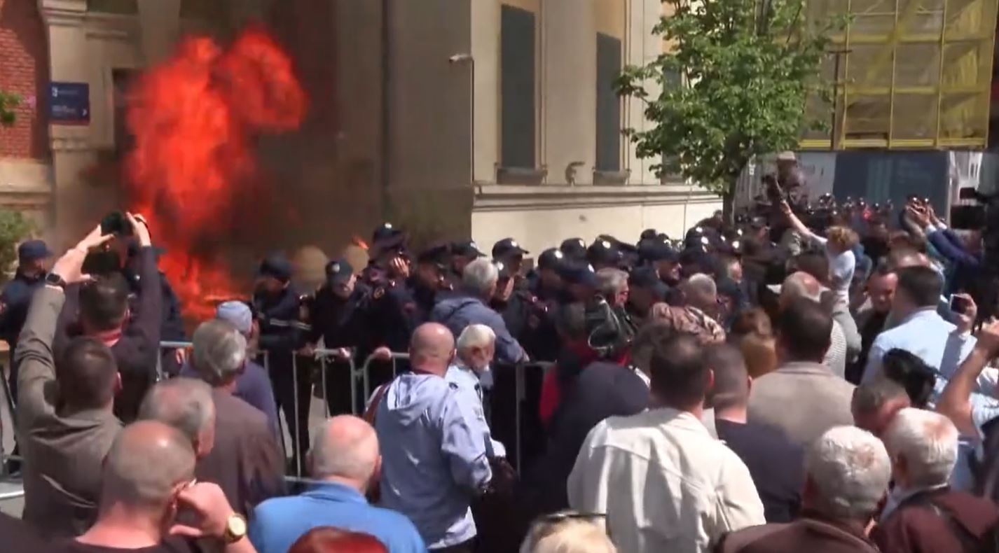 bashkia tirane smund te jete grup i strukturuar kriminal bardhi thirrje qytetareve me 26 prill protestojme kunder hajduterise te taksave tona