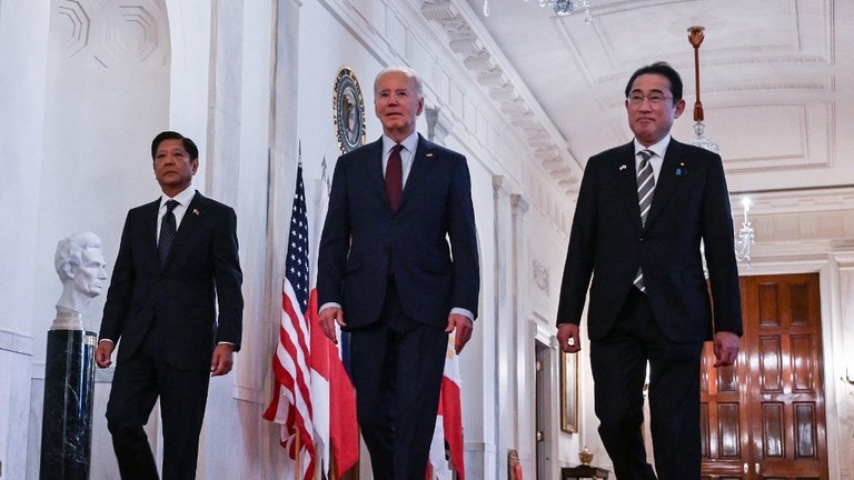 biden pret lideret e japonise dhe filipineve ne uashington kina reagon ashper