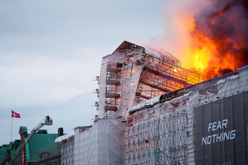 Danimarkë, ndërtesa historike e bursës në Kopenhagen përfshihet nga flakët