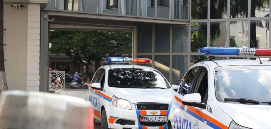 dhunoi bashkeshorten arrestohet i riu ne tirane pas hekurave dhe nje drejtues motori i dehur