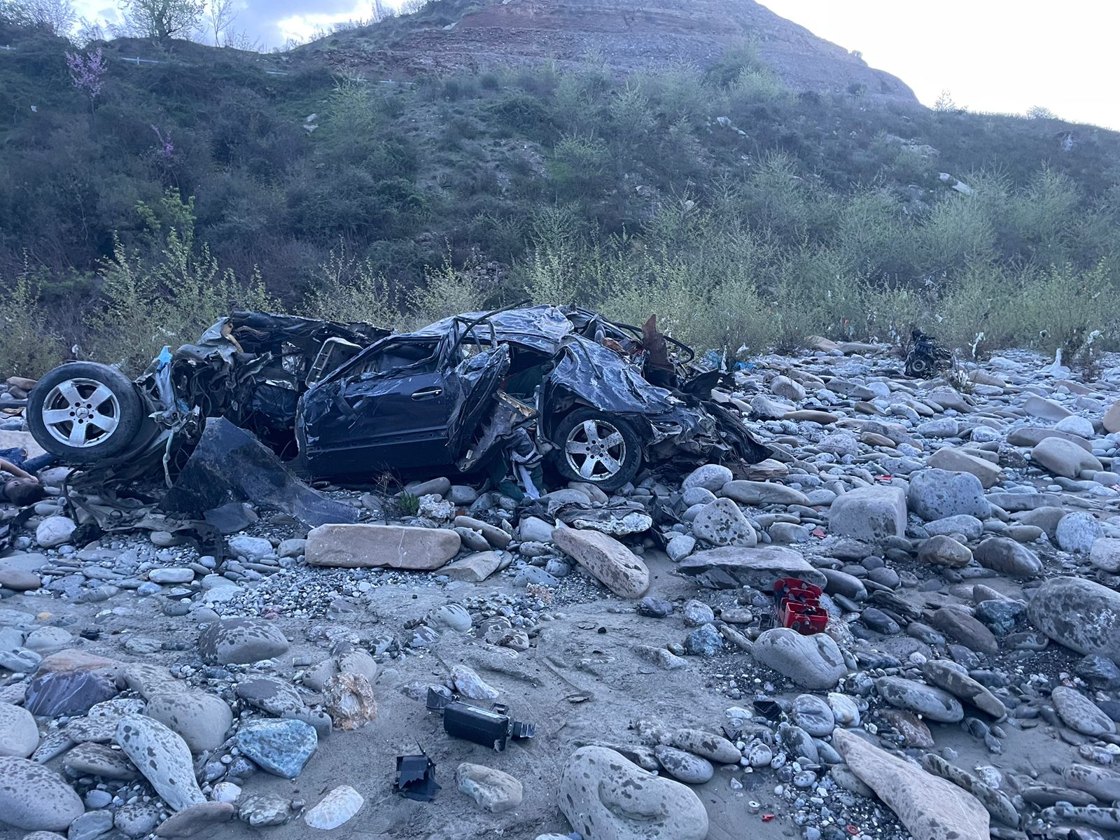 dinamika si ndodhi aksidenti benz i ne ndjekje nga policia kur u pikas nga patrulla u kthye nga rruga dhe