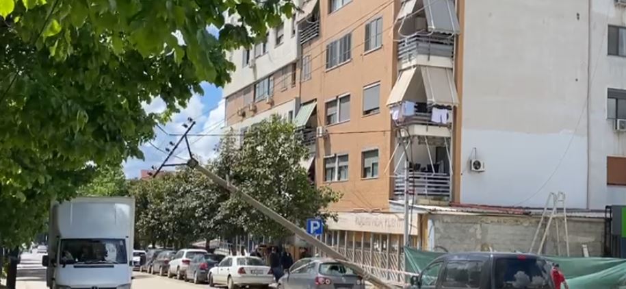 e rende ne tirane shtylla elektrike bie mbi makinen dyshohet se