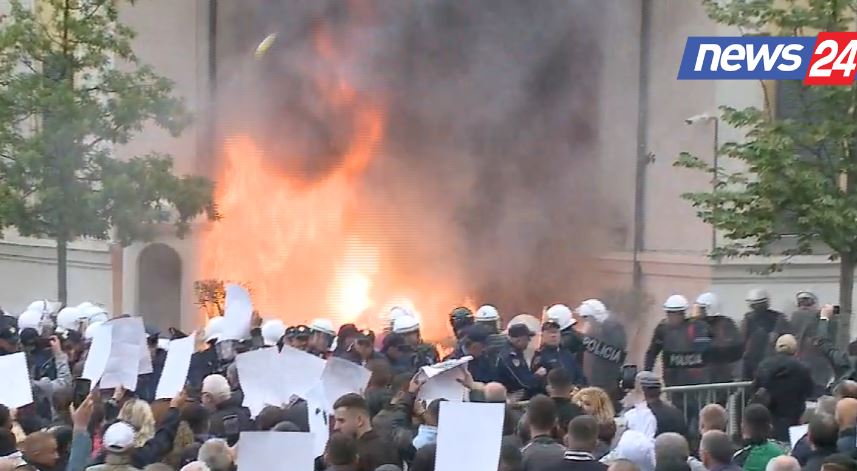 emrat hodhen molotov para bashkise se tiranes dhe dhunuan policet arrestohen tre persona ne kerkim dy te tjere