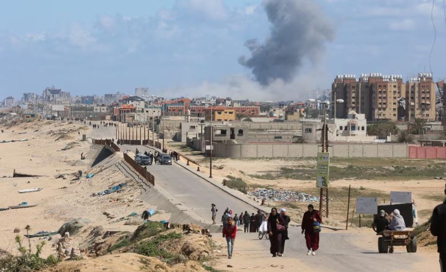 eshte ende zone lufte izraeli paralajmeron palestinezet mos u ktheni ne veri te gazes