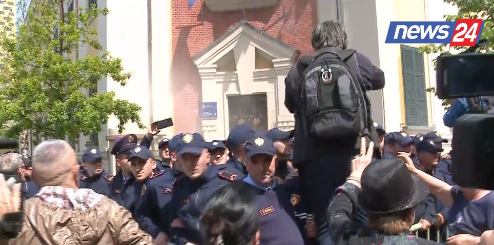 foto kaos para bashkise tirane protestuesit perplasen me policine hedhin molotov drejt godines shkallmojne murin metalik