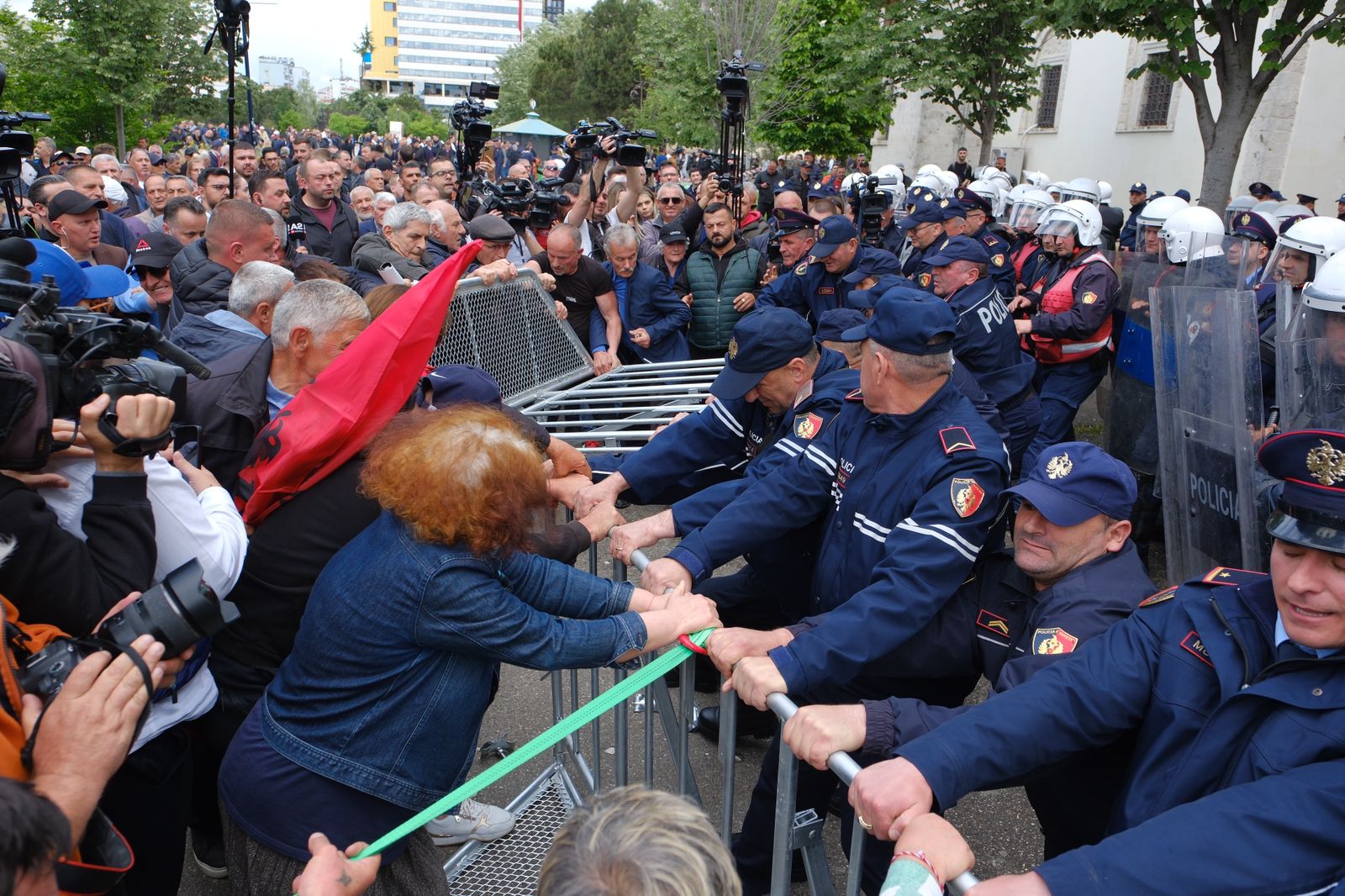 fotolajm mes tyre edhe gra ja momenti kur protestuesit rrezojne gardhin metalik te bashkia e tiranes