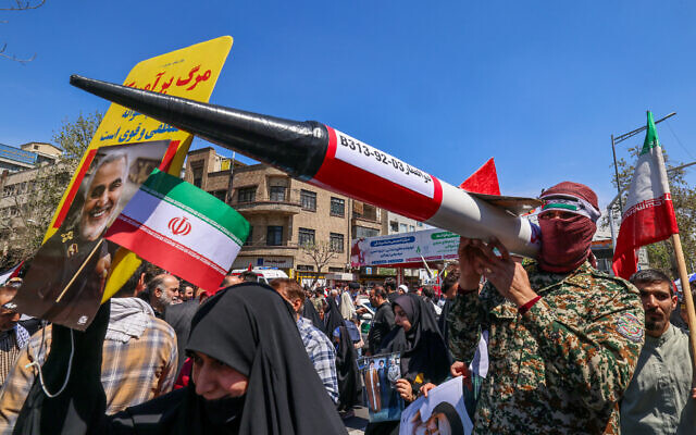 irani nis sulmin hakmarres leshon dhjetera drone drejt izraelit mbyllen hapesirat ajrore te vendeve