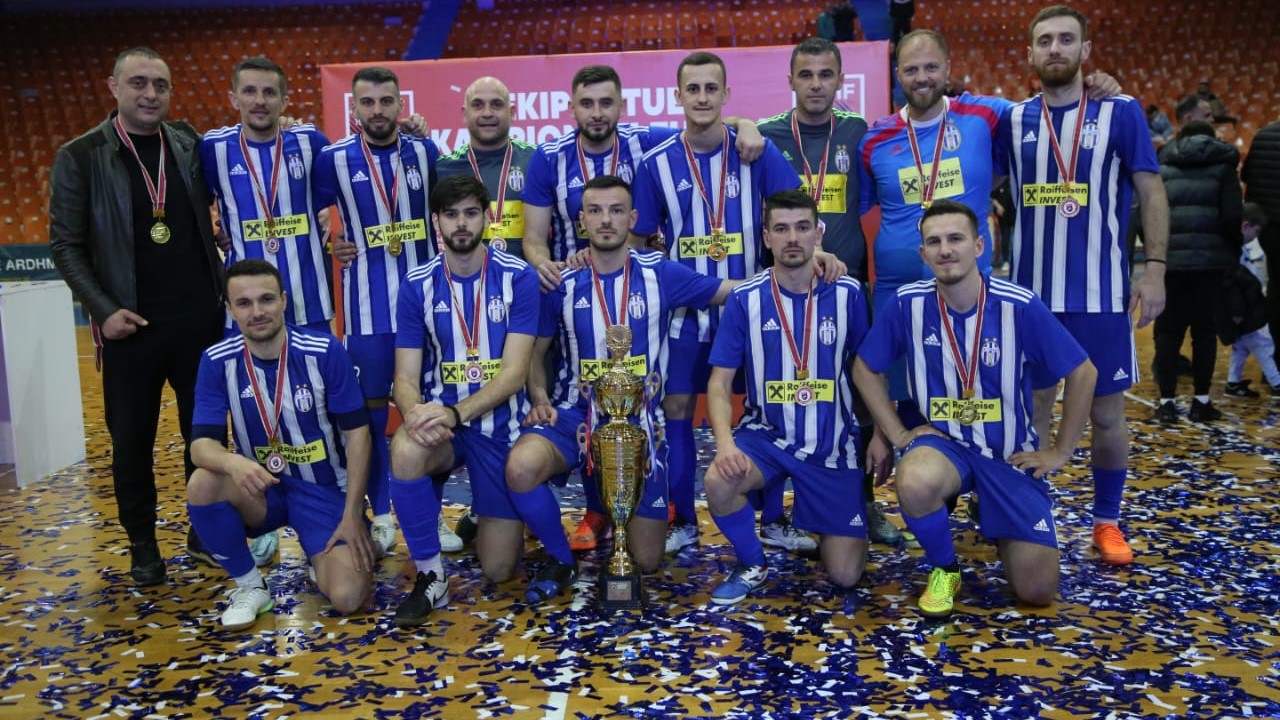 kampionati kombetar i futsalles tirana fiton derbin me partizanin dhe ngre lart trofeun