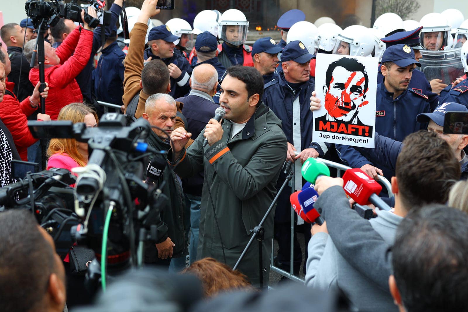 kellici njofton daten e protestes se radhes para bashkise se tiranes nuk terhiqemi