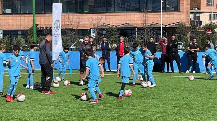 kupat ikonike te futbollit zbarkojne ne tirane me manchester city