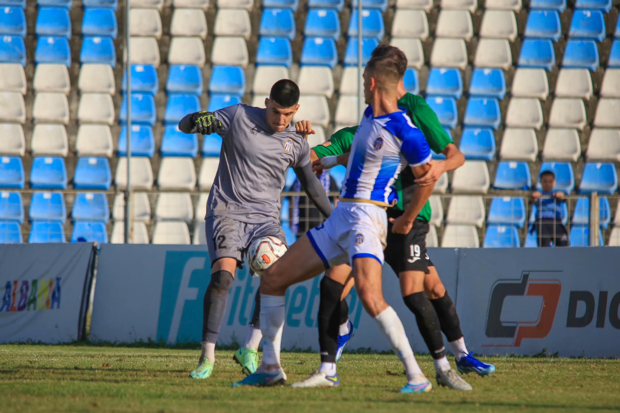 leon kozi humb perballjen me kukesin portieri do te mungoje per shkak kartonesh