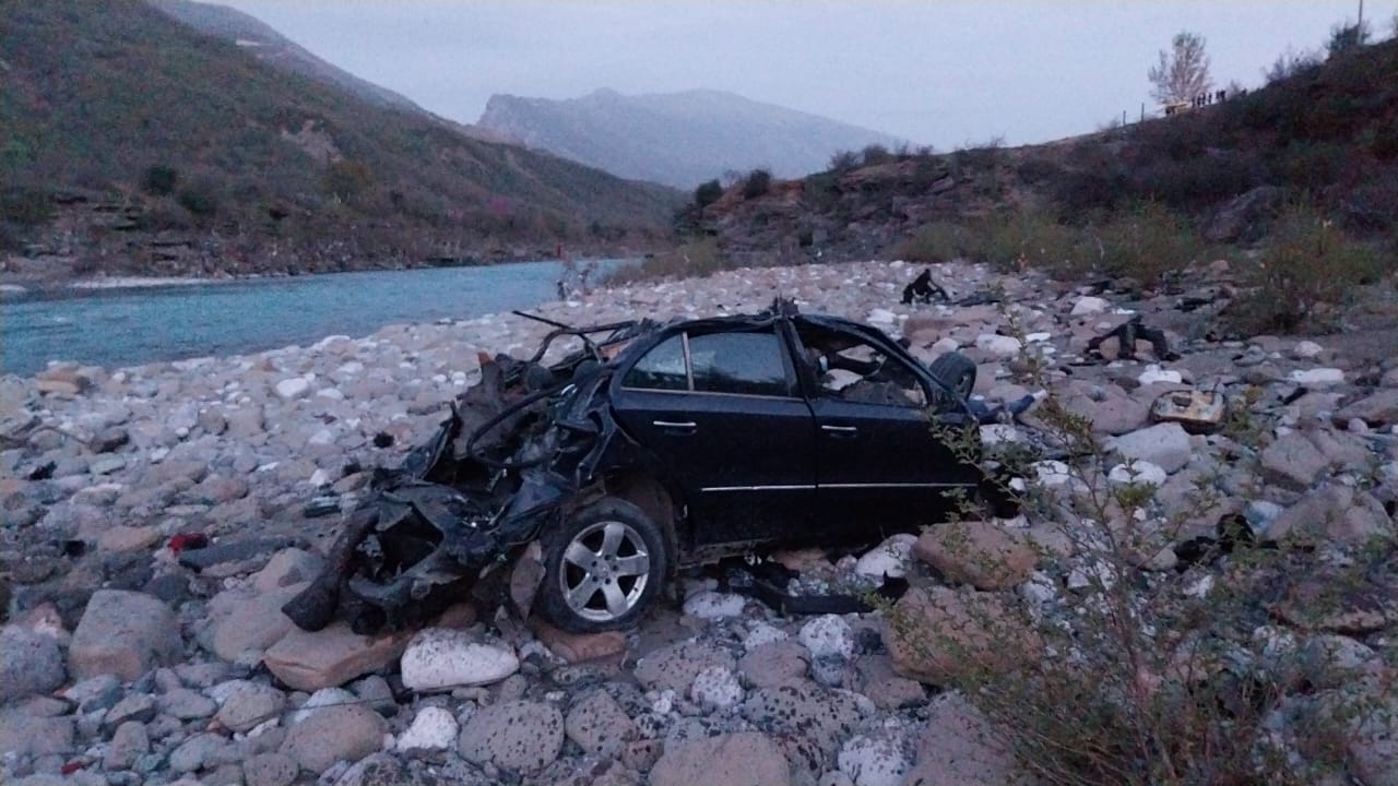 makina me mbi 200 km ne ore shoferi refuzoi ti ndalonte patrulles benz i me klandestine fluturoi nga rruga drejt vjoses rreth 300 m