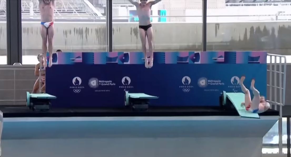 moment i sikletshem zhytesi francez humb ekuilibrin dhe rreshqet teksa hidhej ne trampoline