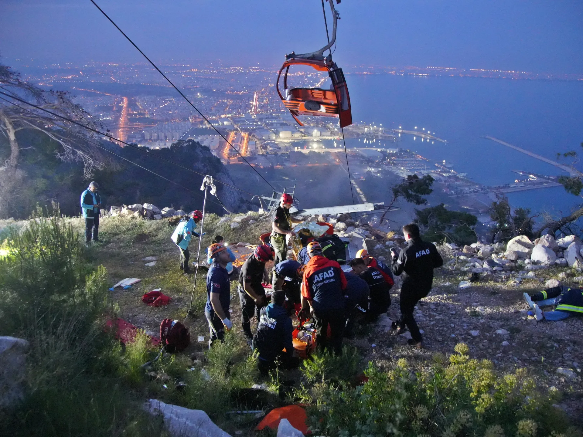 momente tmerri ne teleferikun e mbushur me turiste viktima e te plagosur shihni pamjet nga momenti video