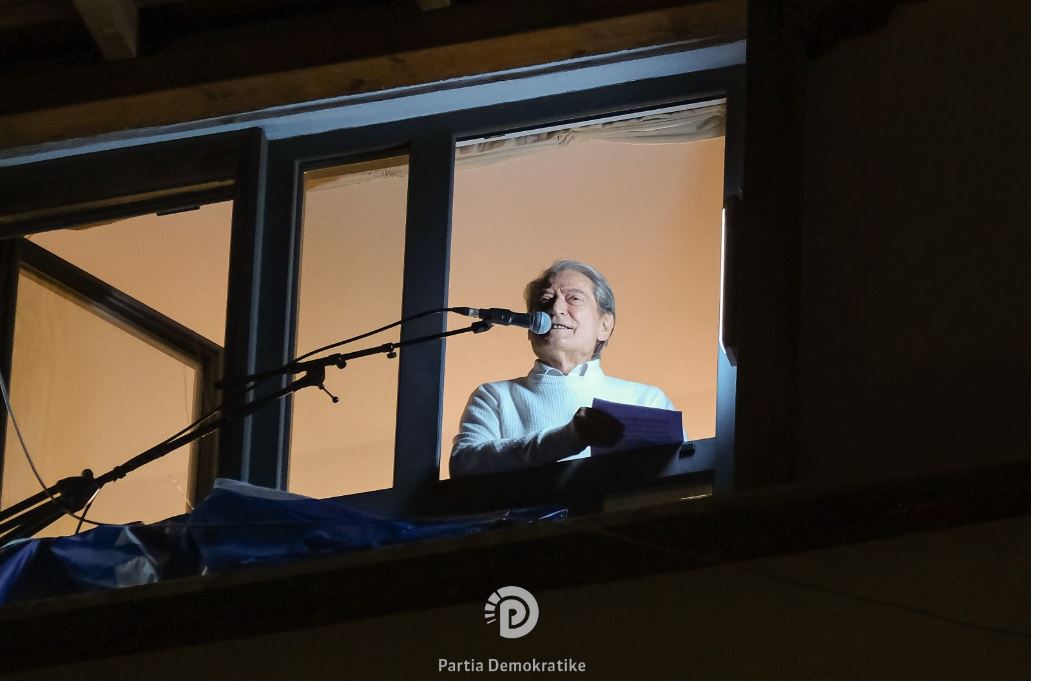 neser proteste kunder veliajt berisha shqiptaret marshojne te pastrojne zyrat e bashkise tirane