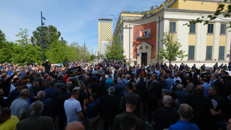 opozita paralajmeron protesten e radhes para bashkise se tiranes zbulohet data dhe ora