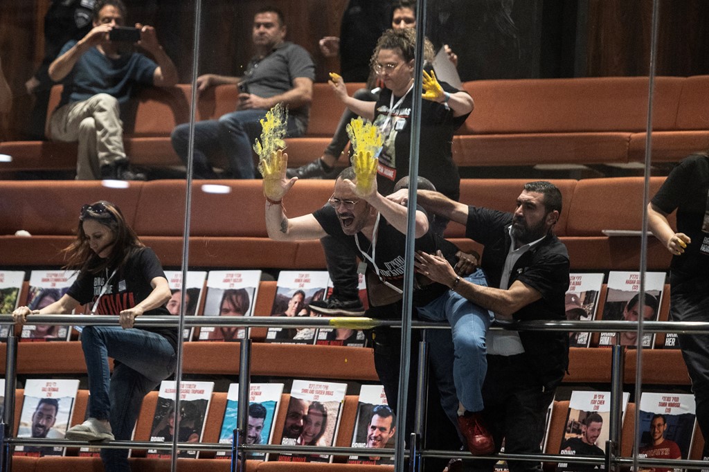 prej muajsh te afermit e tyre mbahen nga hamasi familjaret e pengjeve izraelite protestojne brenda parlamentit